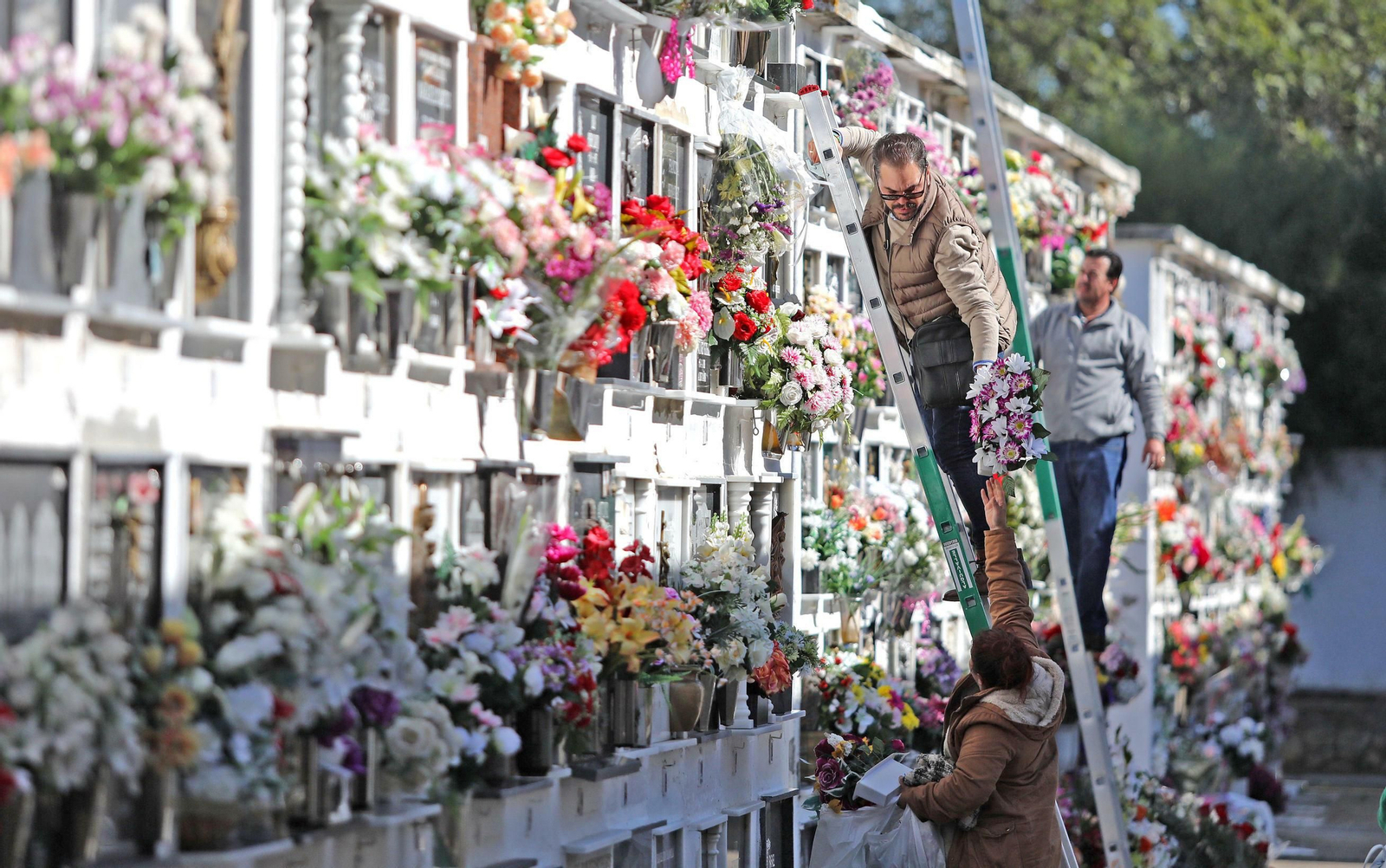 Varias personas en el cementerio de la Merced.