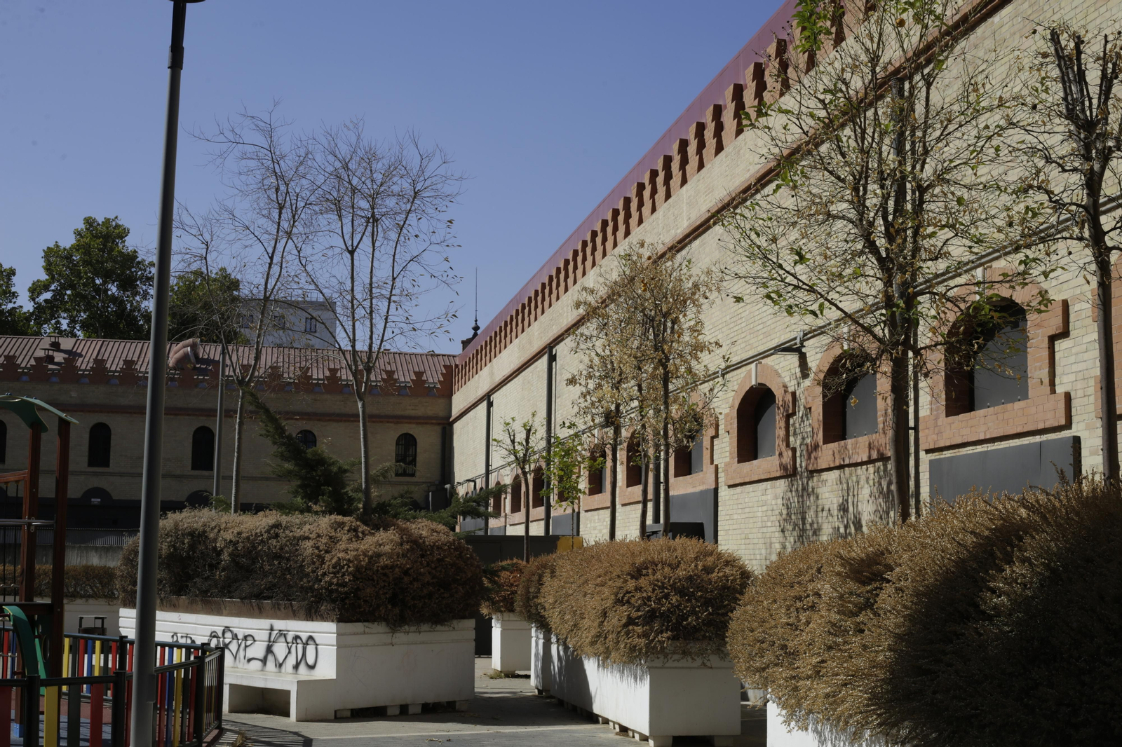 Abandono y mal estado de la plaza entre Mercadona y Plaza de Armas