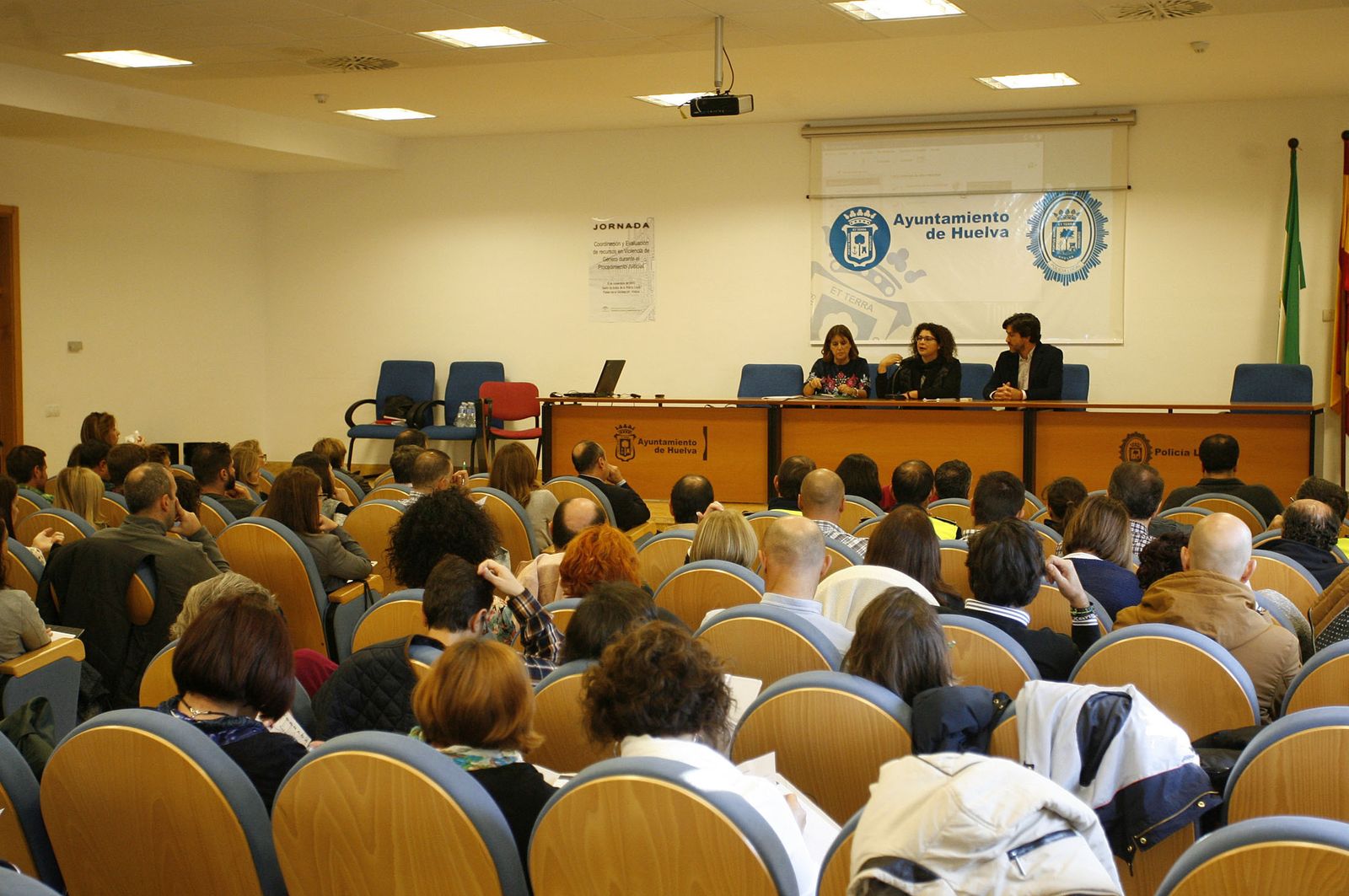 Numerosas personas participaron en la jornada celebrada ayer en la sede de la Policía Local.