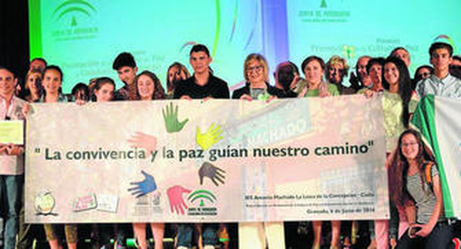 Alumnos del IES Machado posan con el premio junto a la consejera de Educación, Adelaida de la Calle.