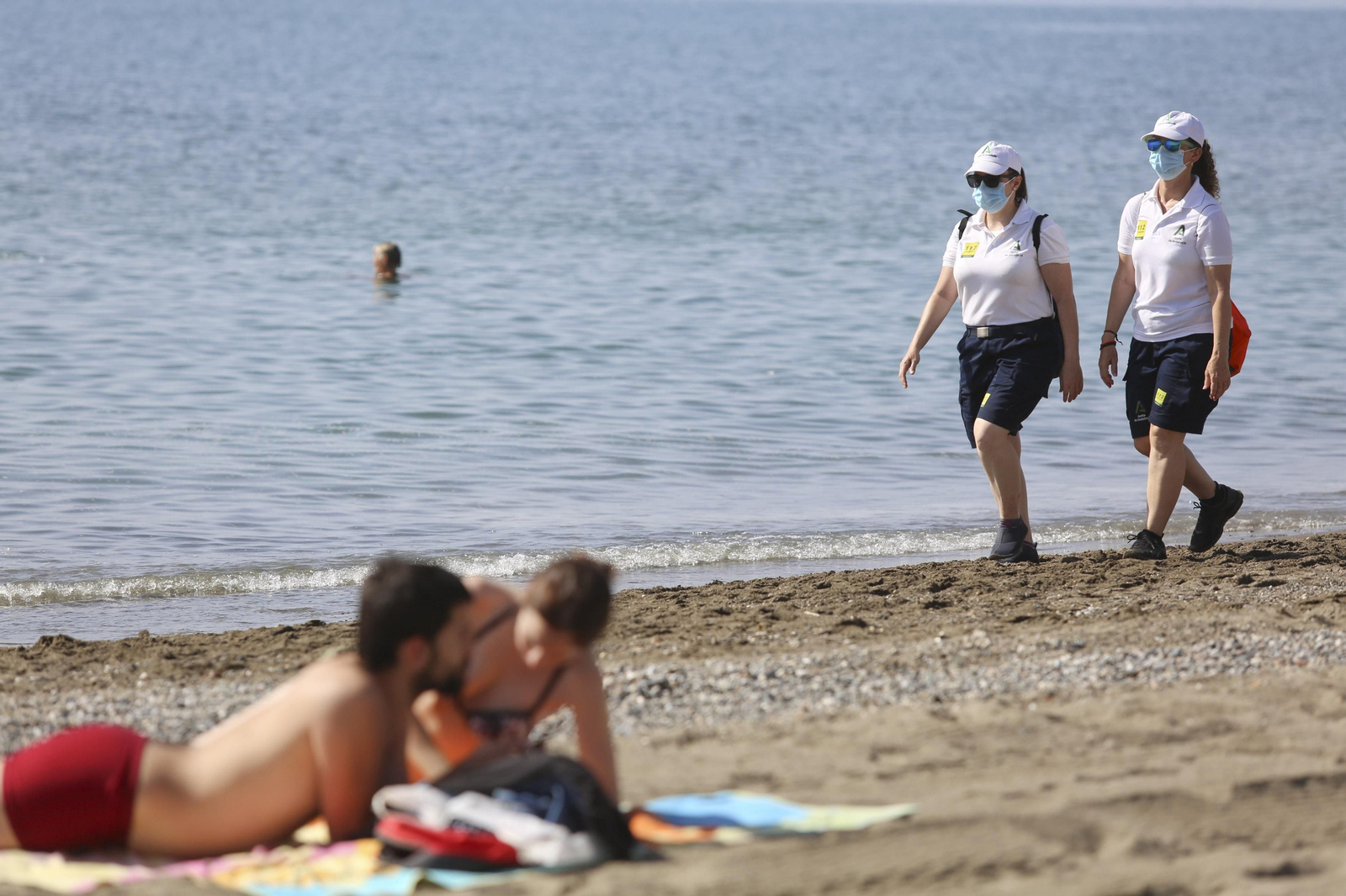 Fotos de la playa de La Misericordia con julio a la vuelta de la esquina Fotos de la playa de La Misericordia con julio a la vuelta de la esquina
