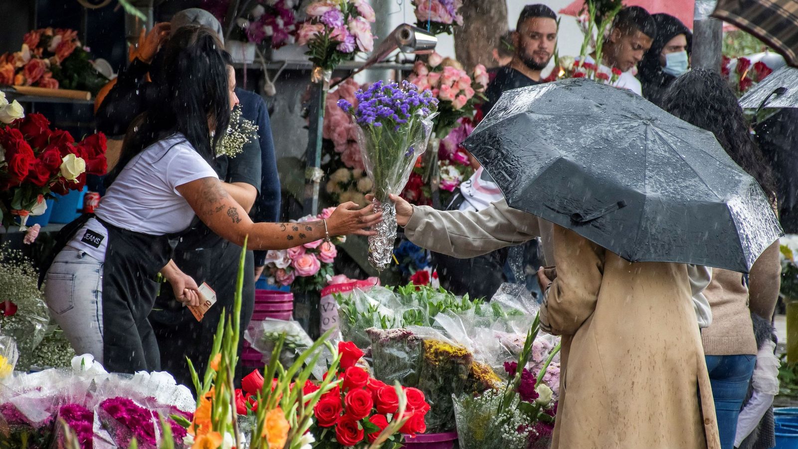 La venta de flores vive cada 1 de noviembre uno de sus días más activos.