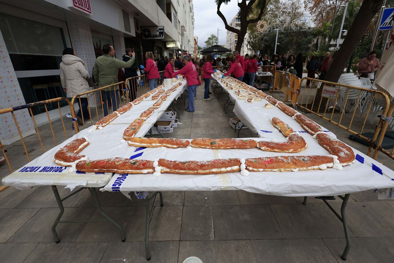 Las fotos del roscón de Reyes solidario en Algeciras