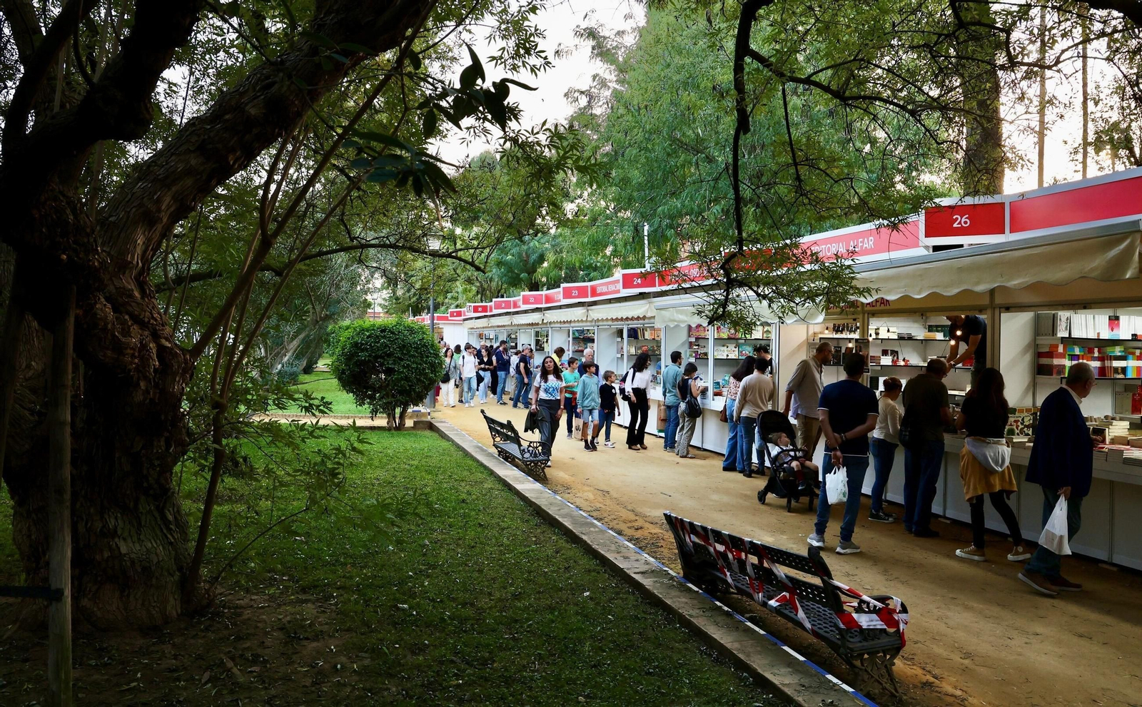 La Feria del Libro de Sevilla se seguirá celebrando en los Jardines de Murillo. La Feria del Libro de Sevilla se seguirá celebrando en los Jardines de Murillo.