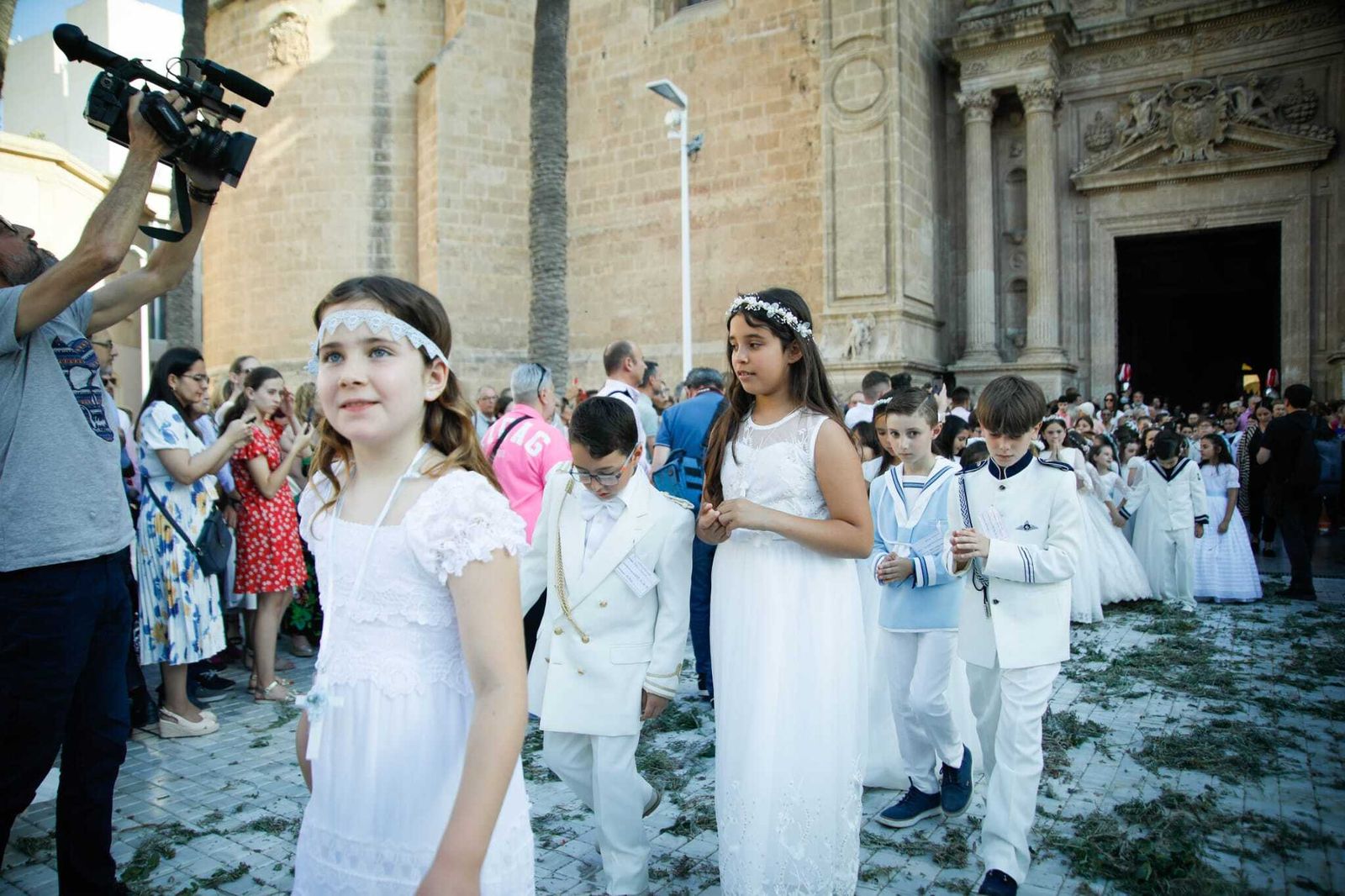 Imágenes de la procesión del Corpus Christi en Almería: así han sido la misa y la posterior marcha por la capital
