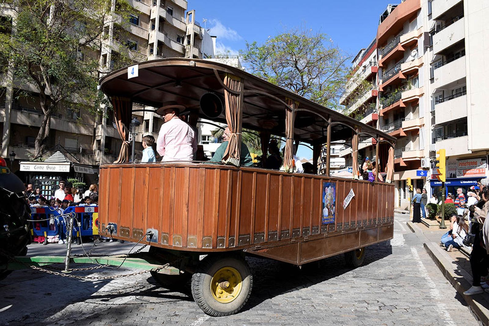 Las mejores imágenes de los peregrinos en la salida de Emigrantes