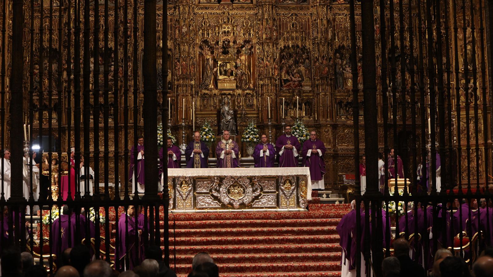 Funeral celebrado en el altar mayor de la Catedral de Sevilla.
