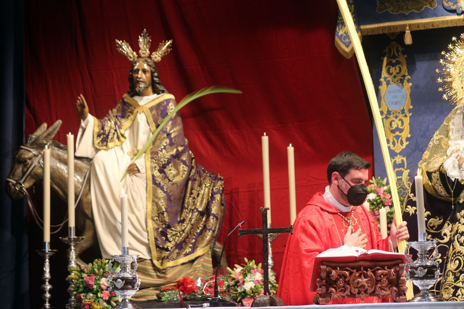 El Padre José Carlos Mellado ante el Cristo de la Borriquita