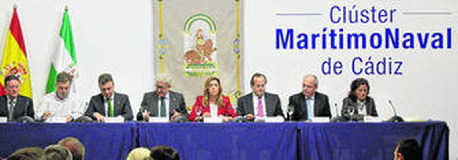 Susana Díaz presidió la mesa protocolaria en la que se firmó el memorando de entendimiento del clúster marítimo-naval.