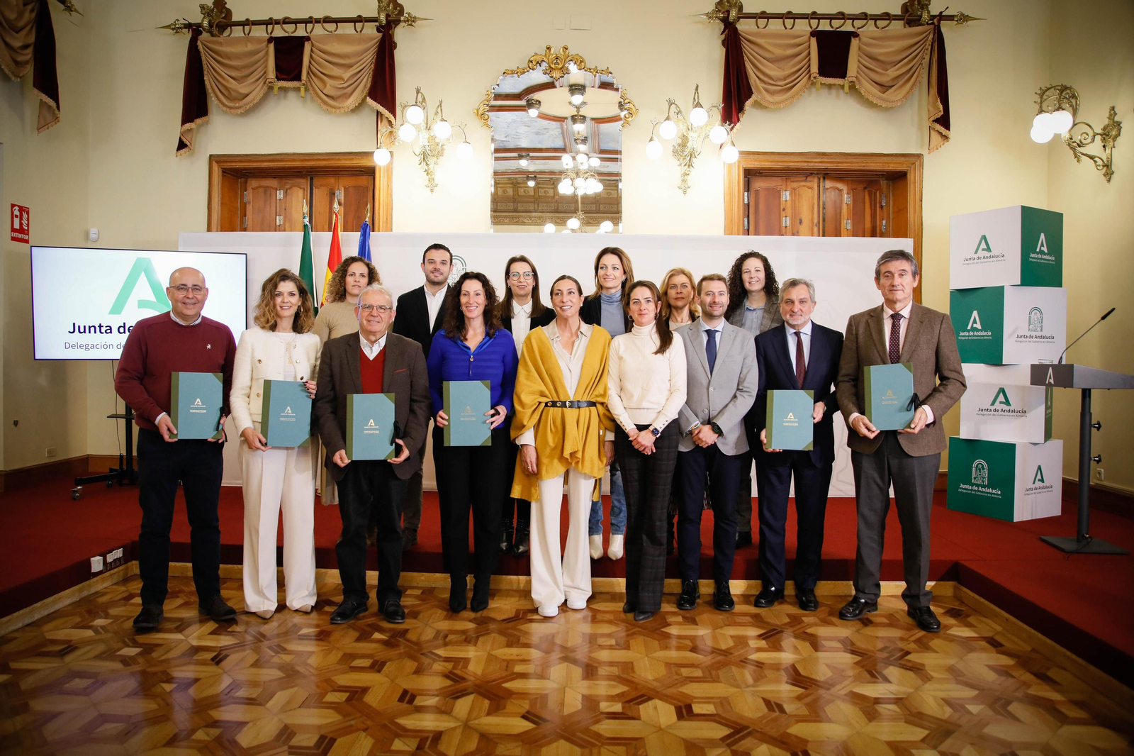 Los alcaldes de los ayuntamientos beneficiarios junto a la consejera.