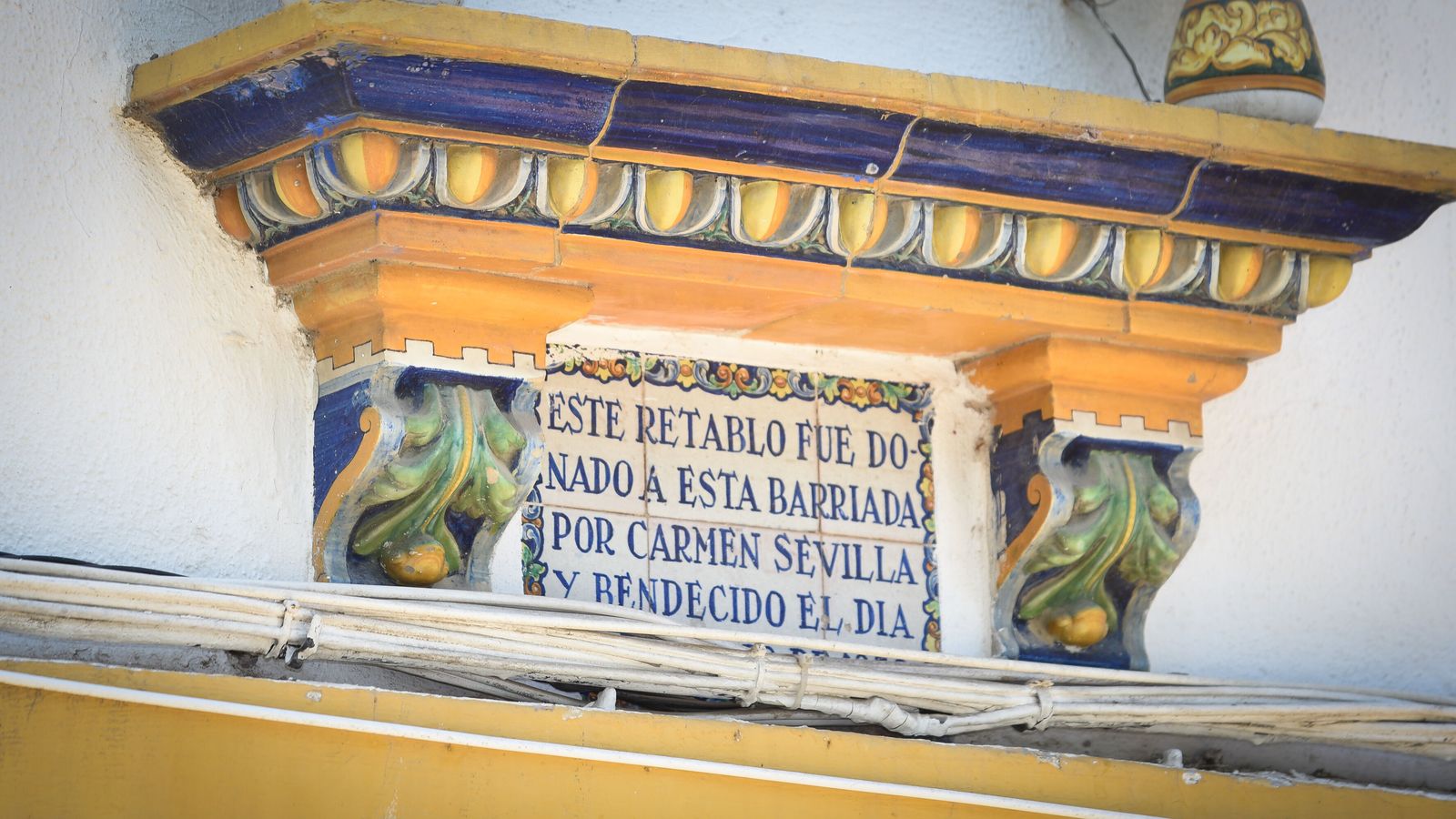 Retablo de cerámica que donó Carmen Sevilla.
