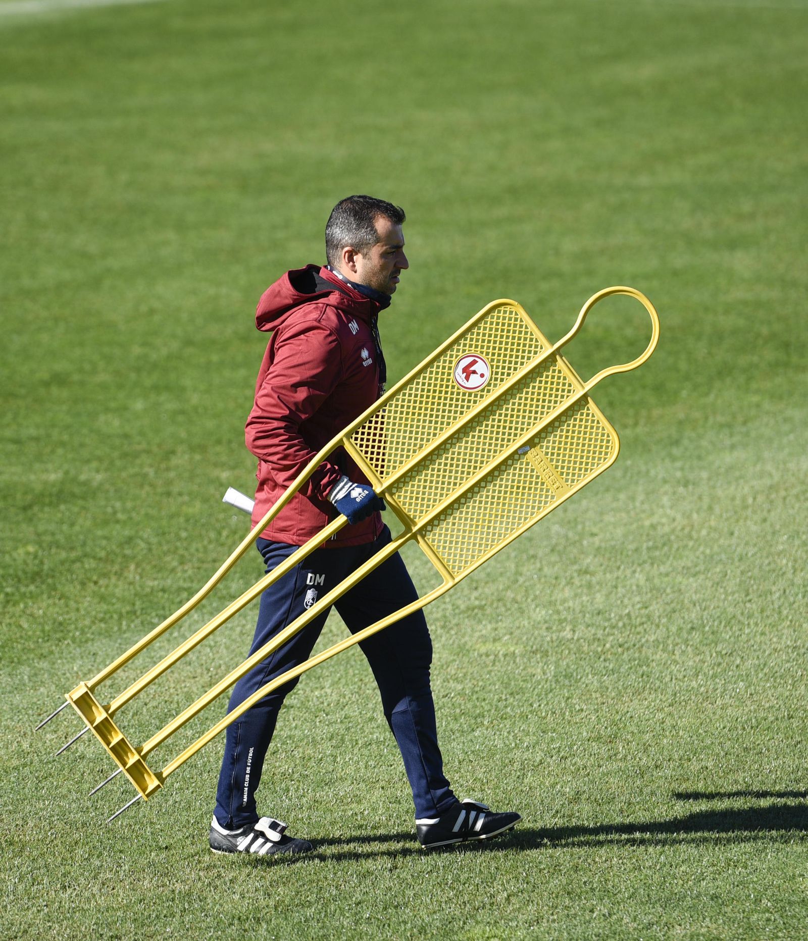 El entrenador del Granada estudia la manera de situar a sus jugadores para el encuentro del domingo ante el Numancia.