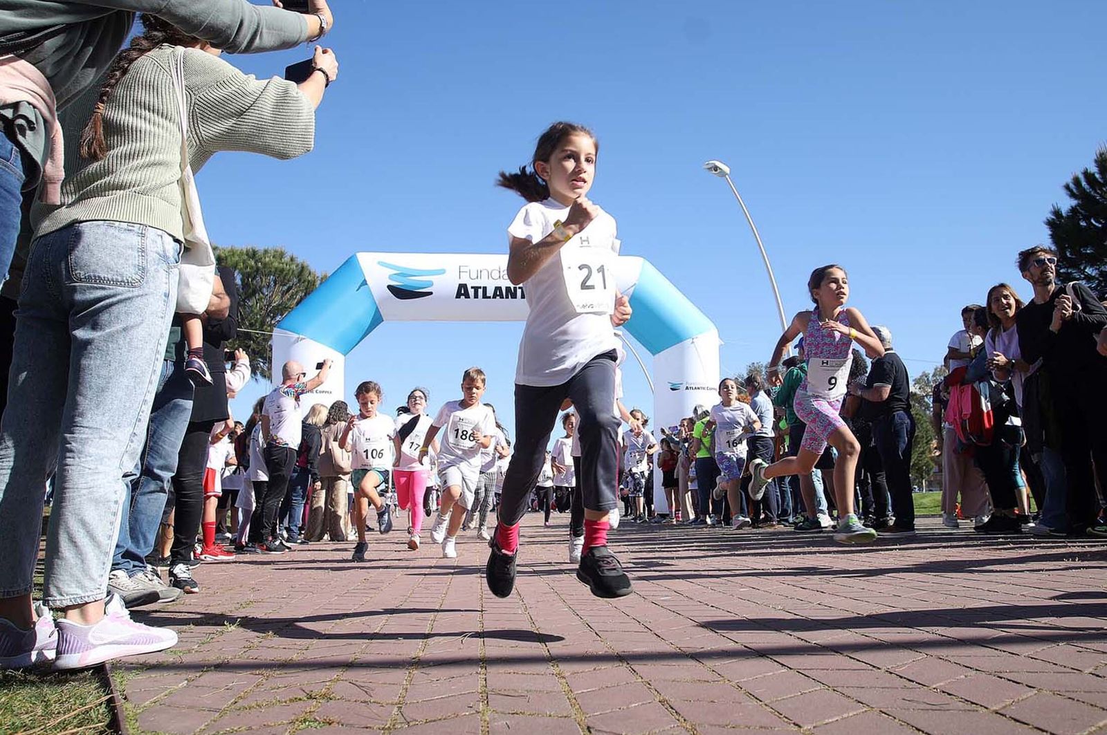 Imágenes de la carrera infantil previa a la "10K Puerta del Descubrimiento"