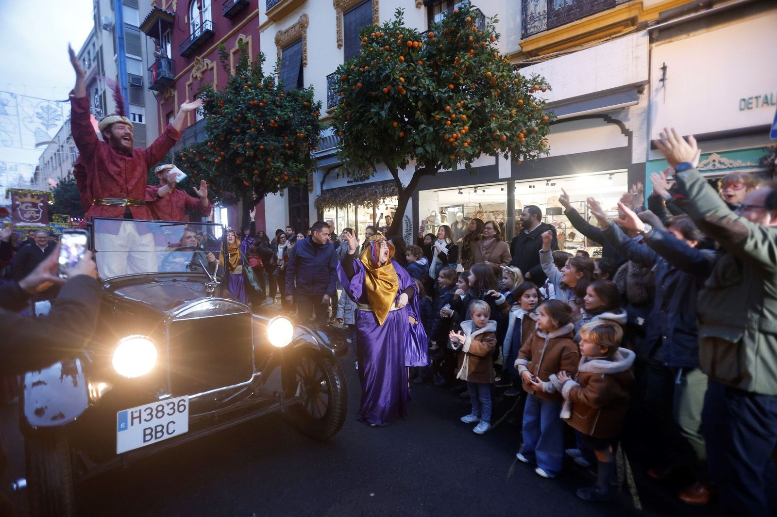 El Cartero Real llena de ilusión el Centro de Córdoba, en imágenes