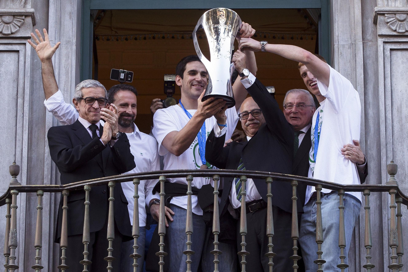 Eduardo García levanta la Eurocup en el balcón del Ayuntamiento de Málaga.