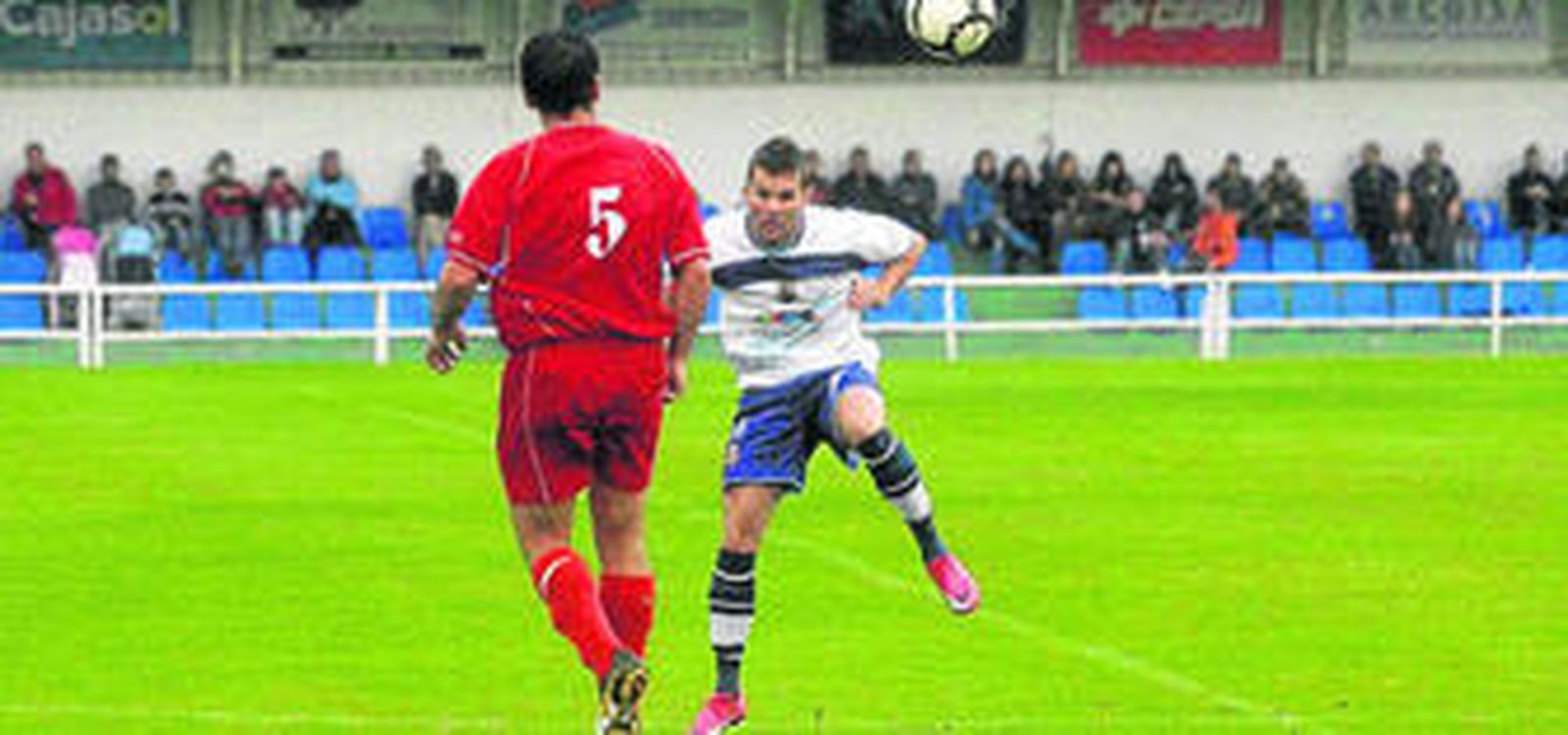Un lance del Castellar/Sidonia disputado ayer en el Manuel León.