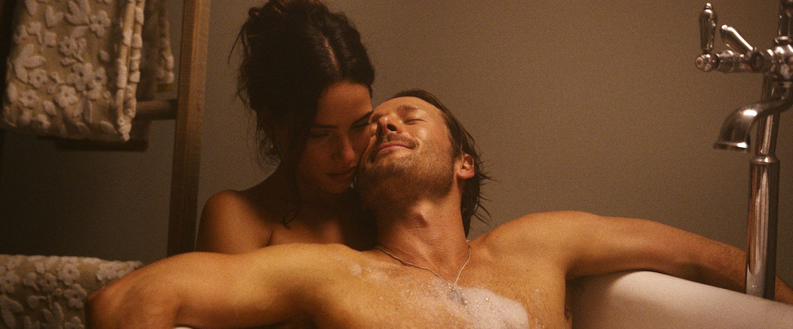 Adria Arjona y Glen Powell en la cinta.