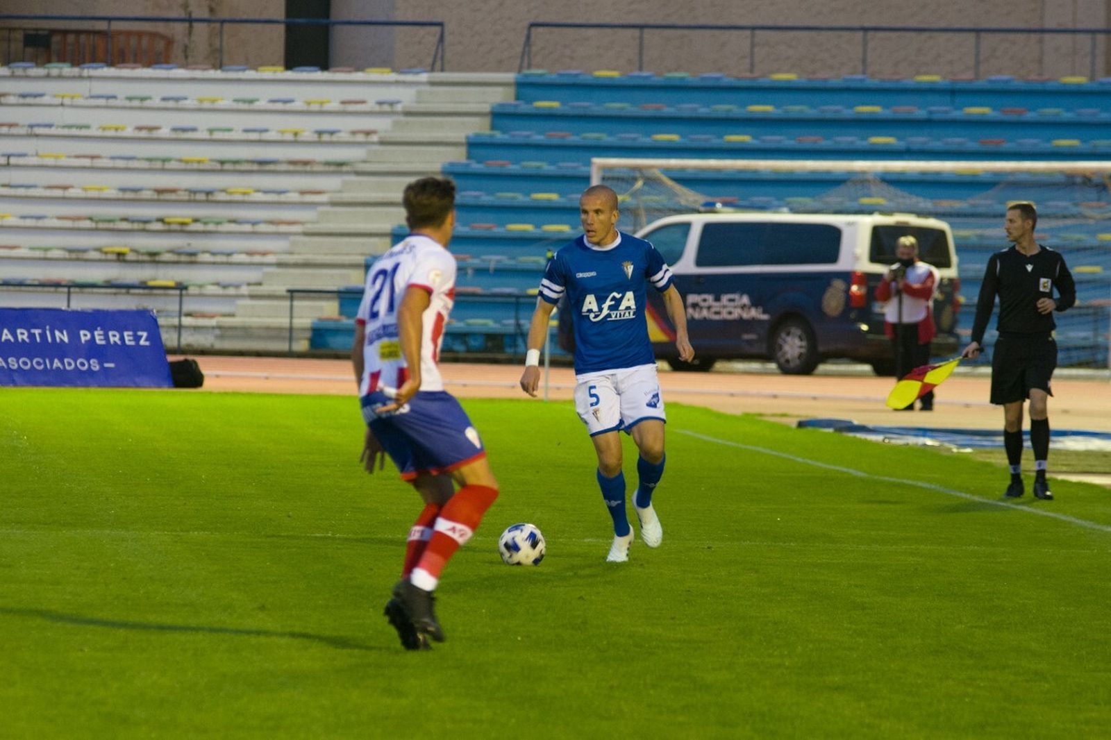 Lolo González avanza con el balón en presencia de Marc Llinares.