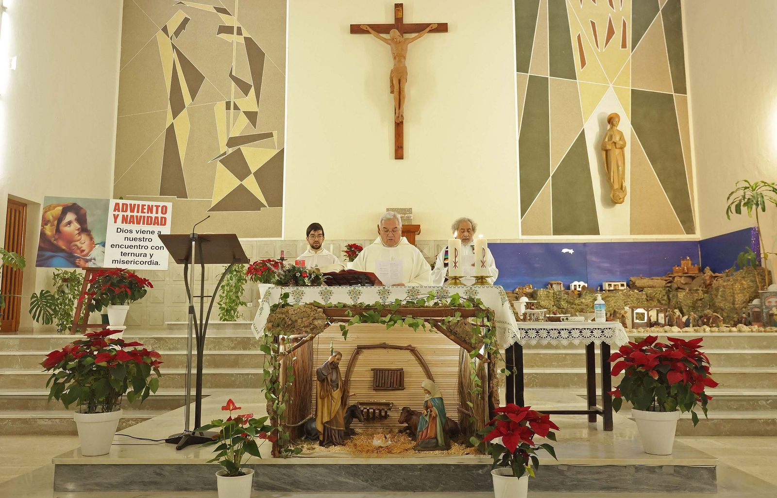 Fotos de la misa conmemorativa de los 50 años de dedicación del padre Pedro a la parroquia y al barrio de La Piñera