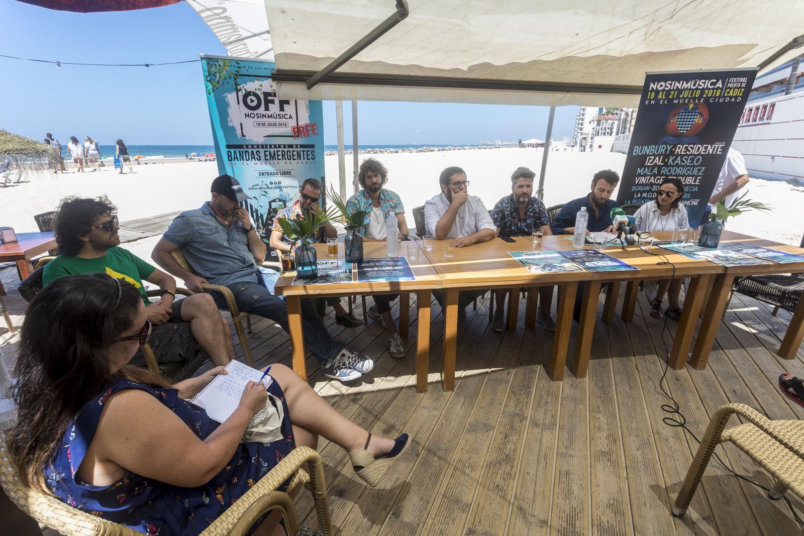 Artistas, organizadores y colaboradores de organismos públicos, ayer en el chiringuito Bebo los Vientos durante la presentación del VI festival No Sin Música.
