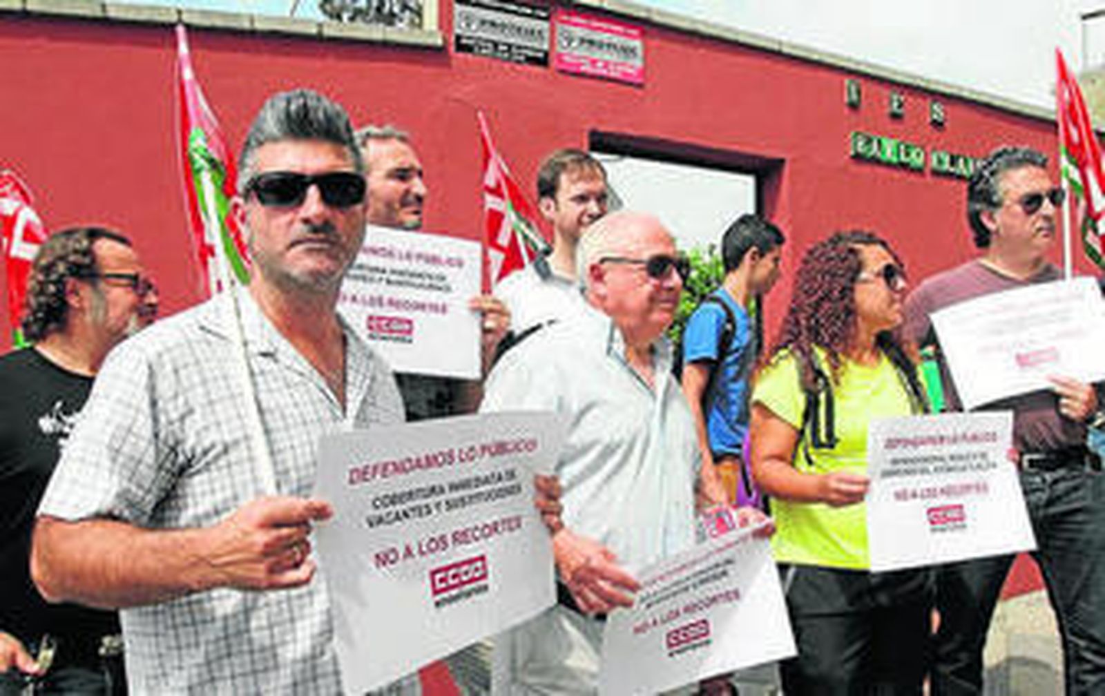 Imagen de la manifestación, ayer en el IES Baelo Claudia.