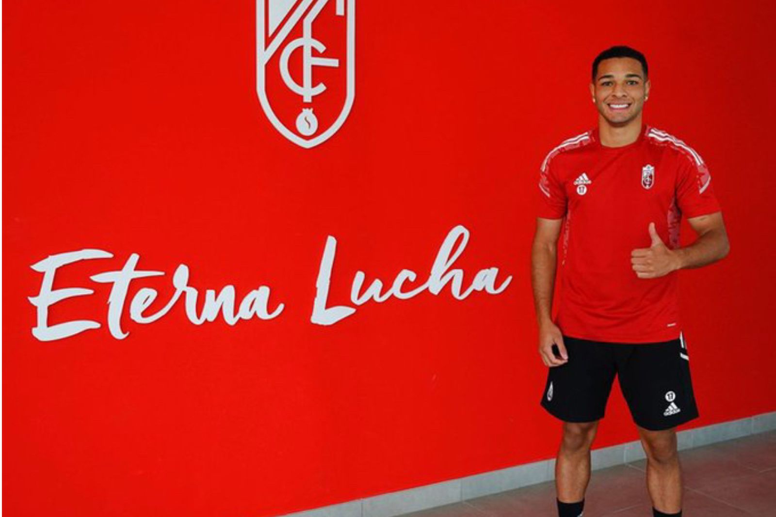 Iago Souza posa con el escudo del Granada CF.