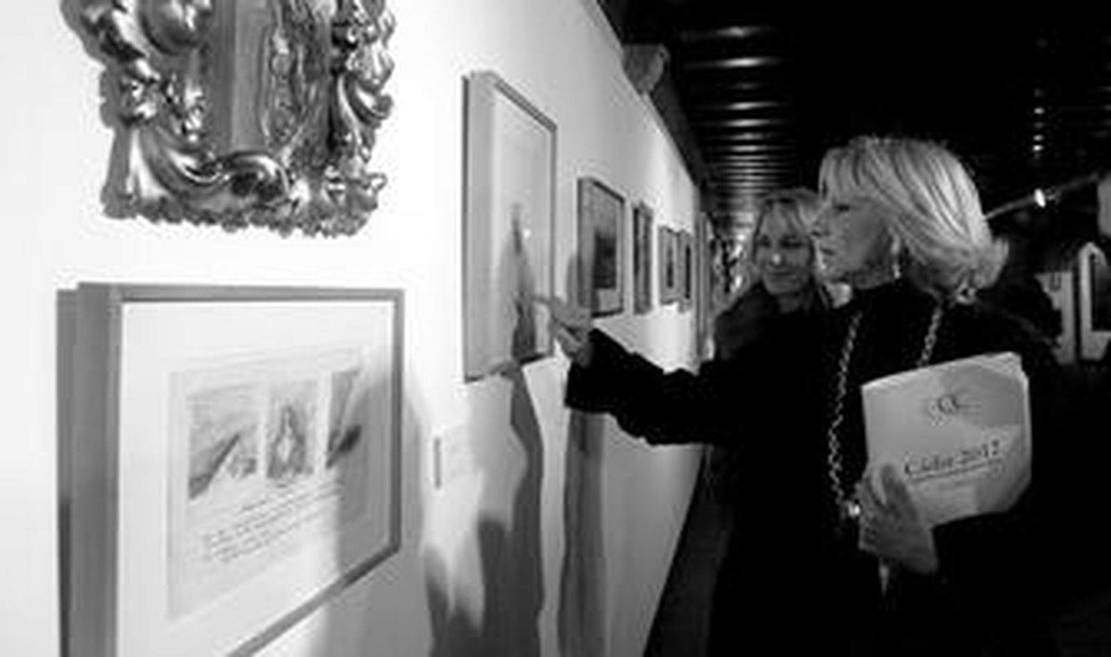 La alcaldesa Teófila Martínez recorre la exposición acompañada de Begoña Merino Gran, sobrina del pintor y comisaria de la muestra.