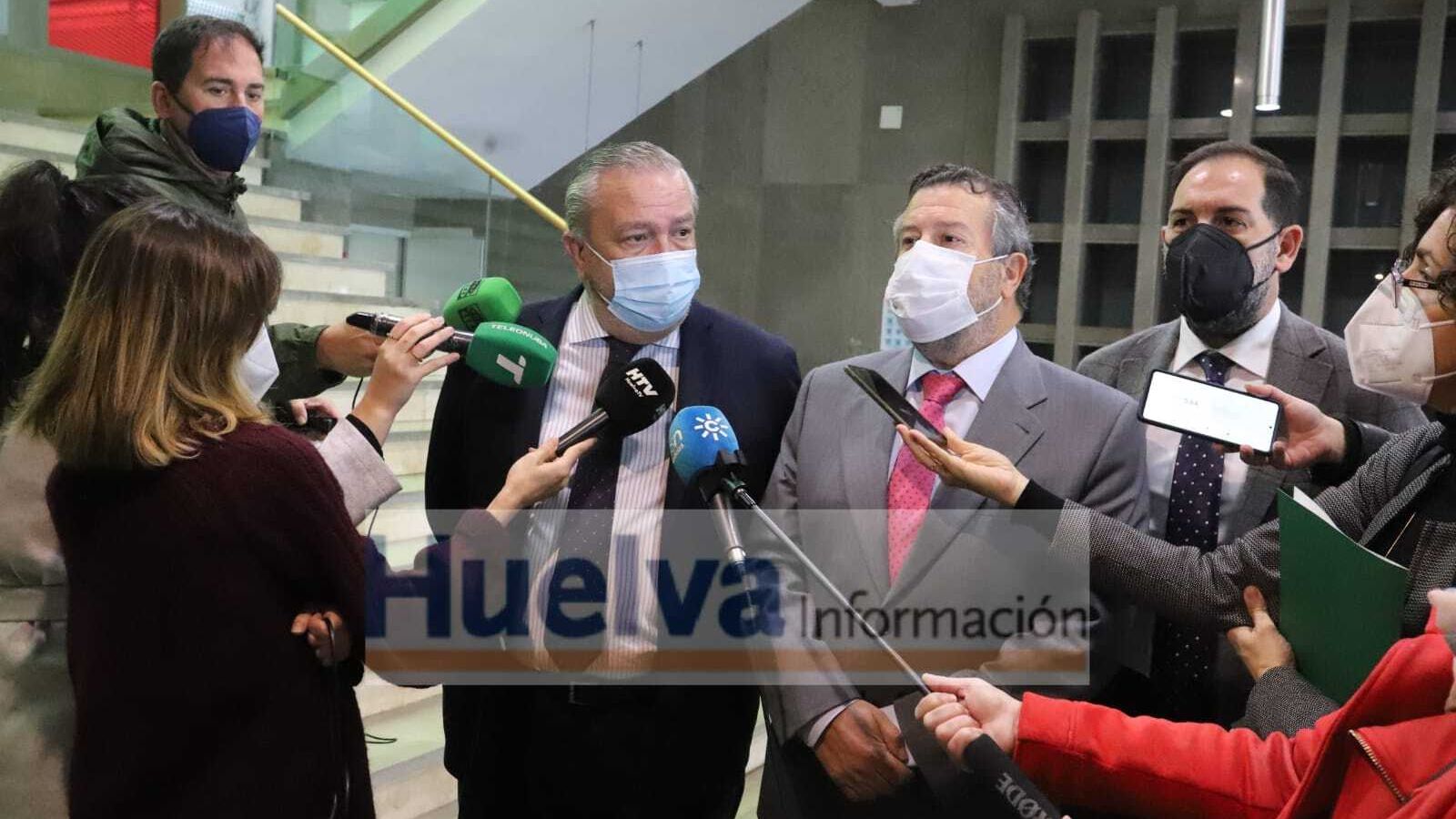 El delegado de Justicia durante la atención a los medios.