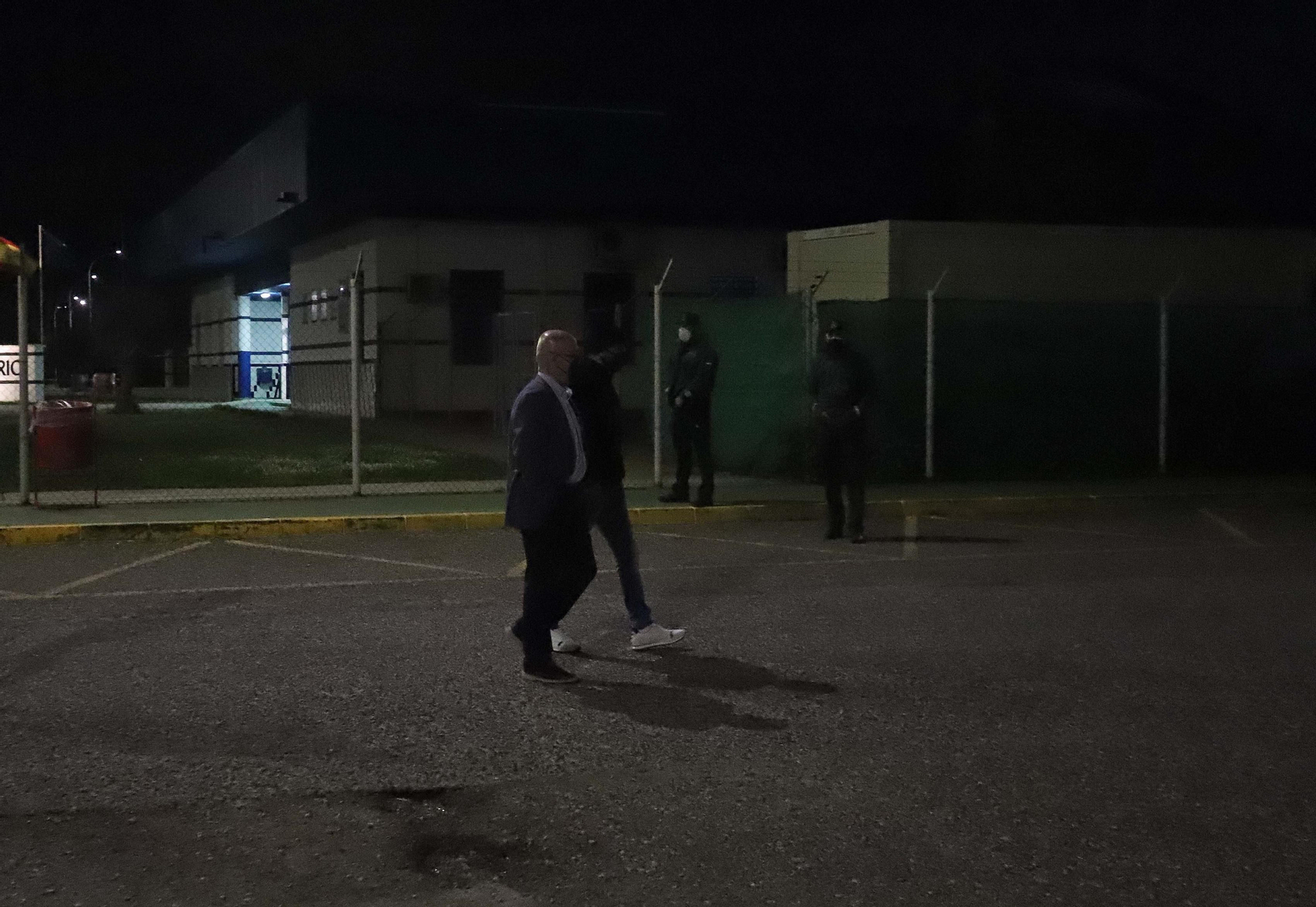 Francisco Tejón junto a su abogado tras salir de la prisión de Botafuegos