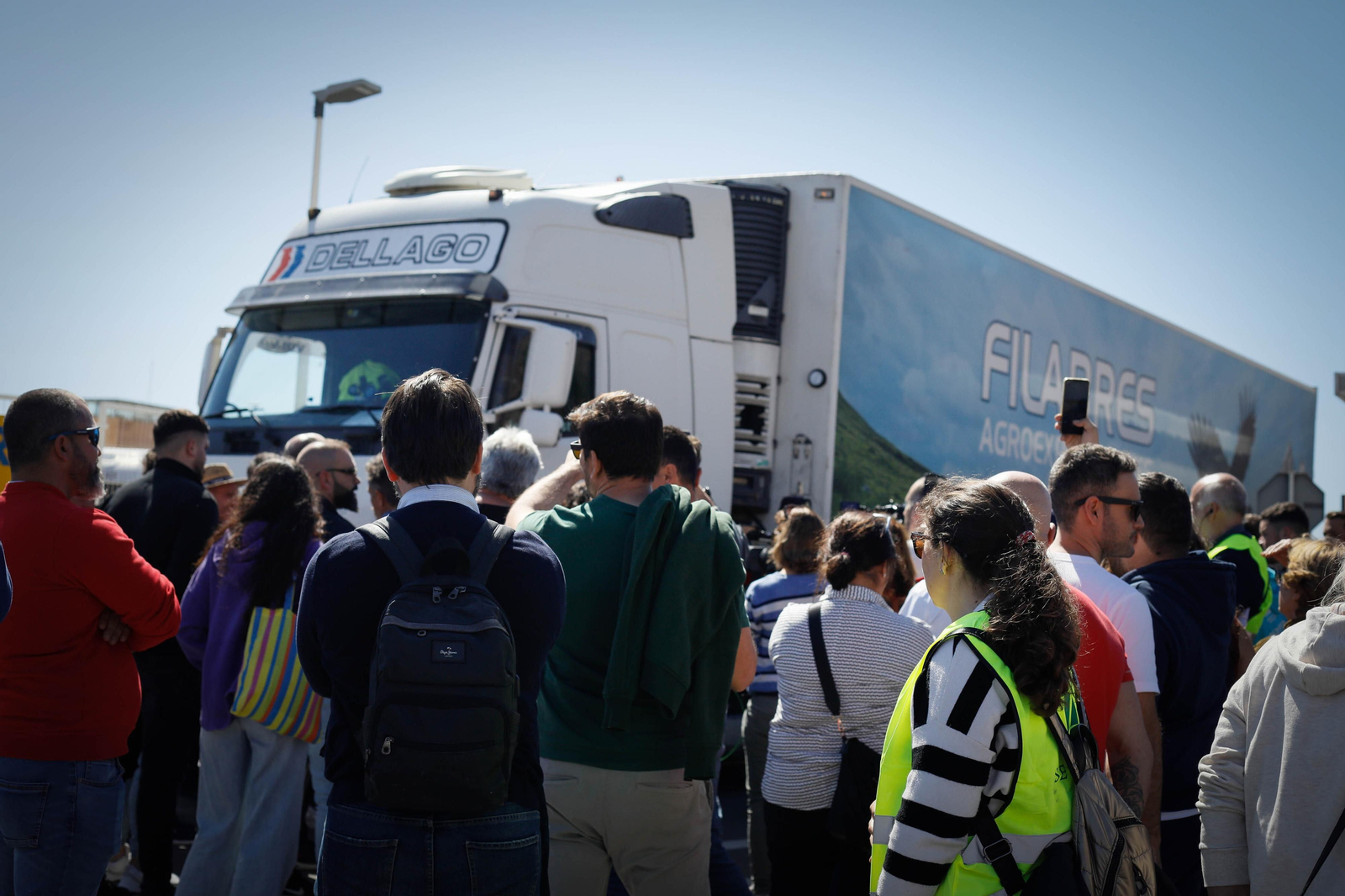 Los agricultores colapsan el puerto de Almería