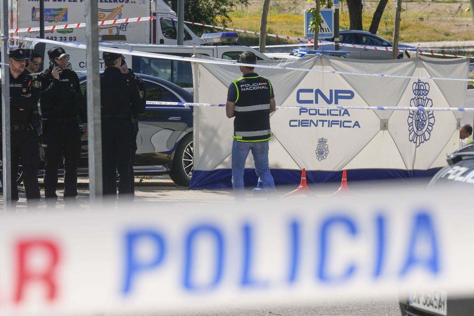 Agentes de la Policía Nacional, en el lugar en el que el ex político ucraniano Andréi Portnov murió tiroteado en mayo de 2025.