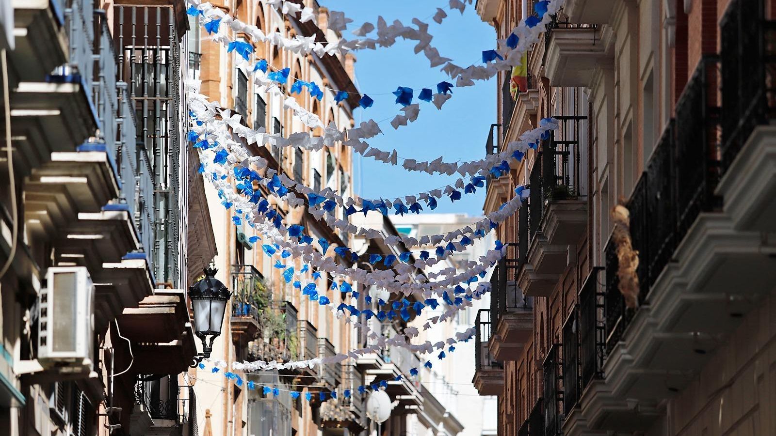 Las cadenetas ya lucen en las calles.