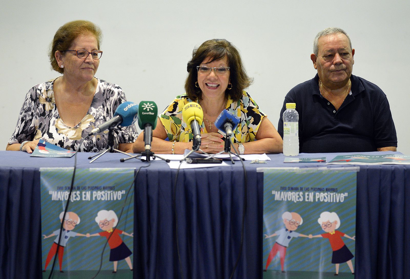 Carmen Collado, ayer en el acto de presentación acompañada por Paqui Pazos y Paco Torrejón.