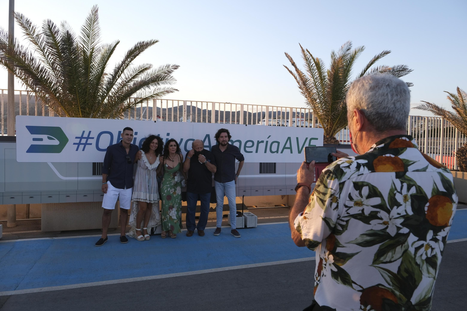 Fotogalería acto reivindicativo por la llegada del AVE a Almería.