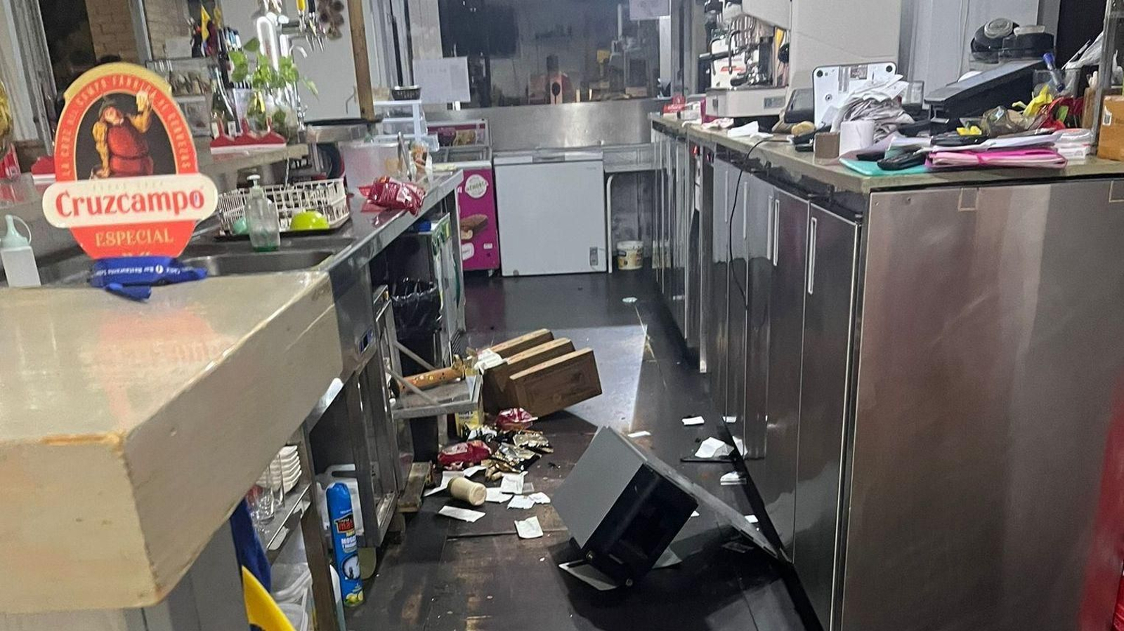 La caja registradora en el suelo, tras uno de los robos en Sabor Tropical.