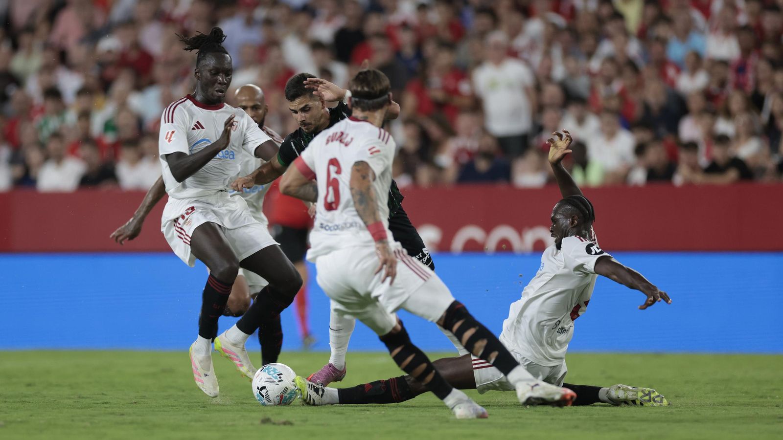 Nianzou se tira ante André Silva, hostigado por Mendy con Gudelj de testigo.