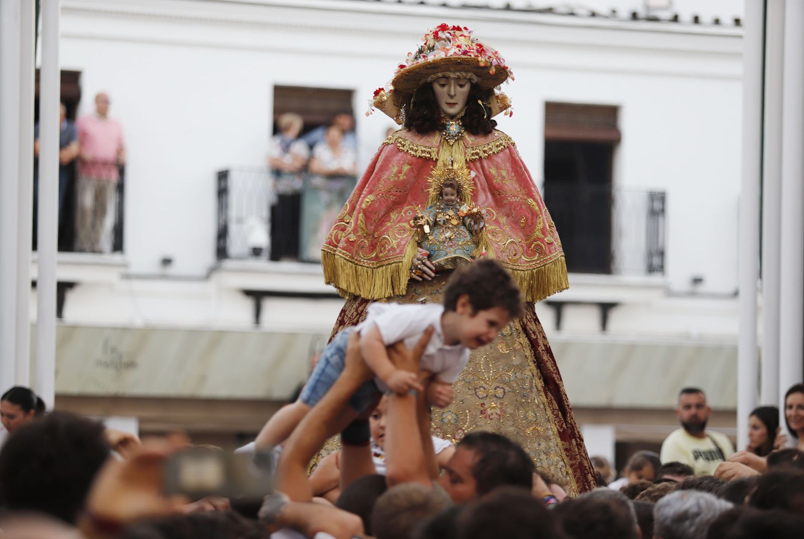 La Virgen del Rocío recorre las calles de Almonte hacia el Chaparral para el inicio del Camino de los Llanos