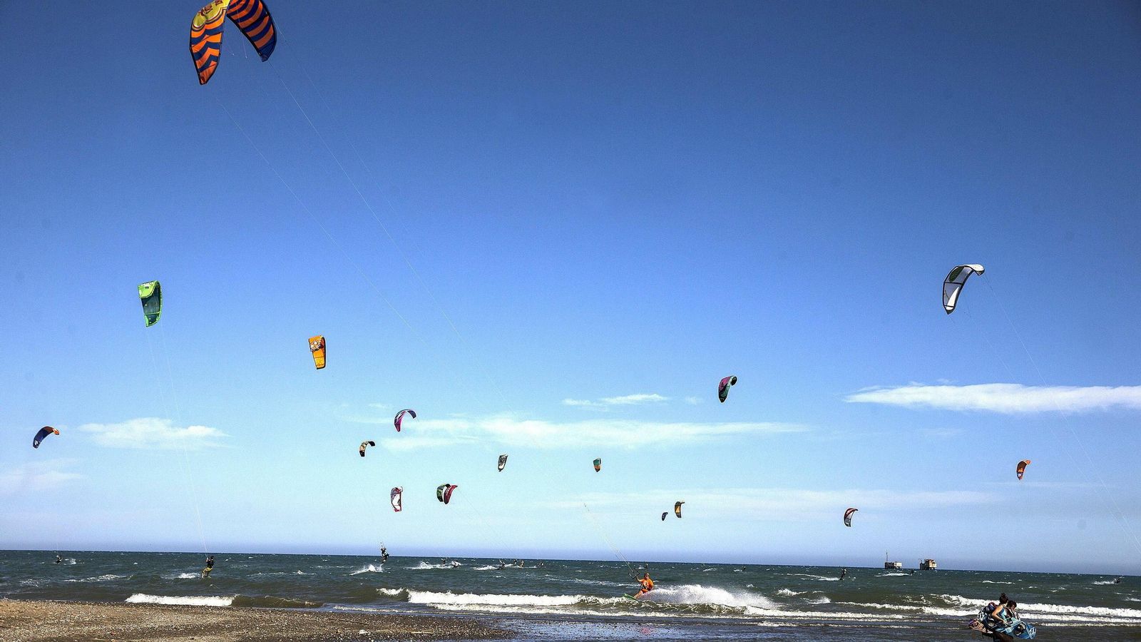 En Guadalmar, además de ir desnudito, puedes practicar kitesurf. En Guadalmar, además de ir desnudito, puedes practicar kitesurf.