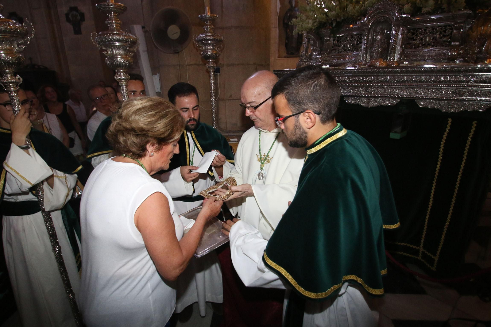 Fotogalería de la retirada de la Virgen del Mar para su restauración