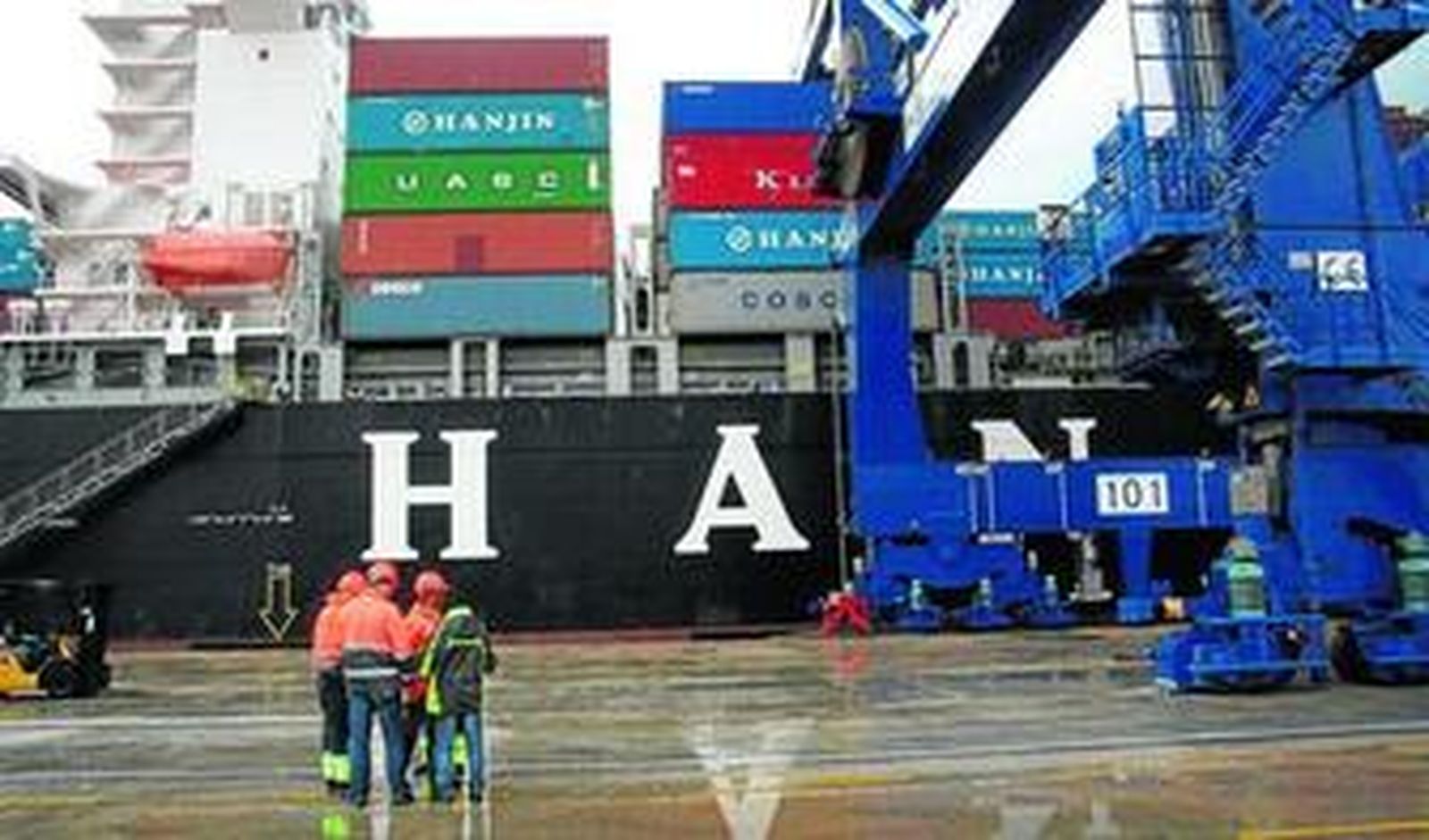 Un buque de Hanjin Shipping durante una escala en Total Terminal International Algeciras (TTI Algeciras).