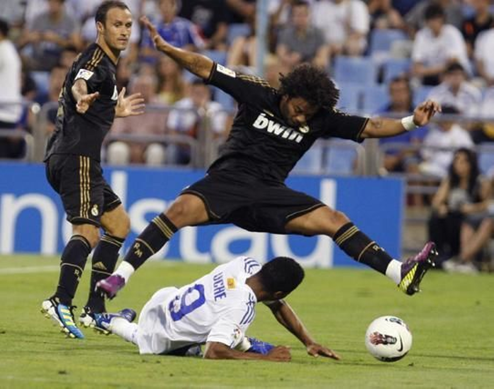 Los de Mourinho se estrenan con una cómoda y abultada victoria.

Foto: EFE