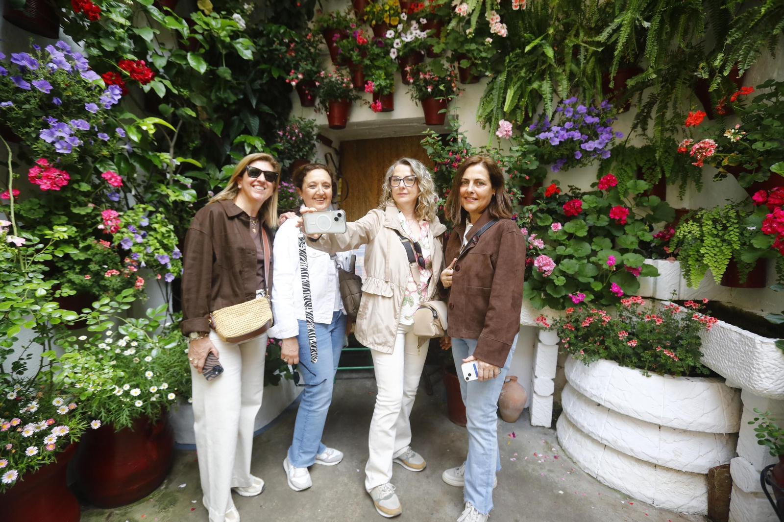 Colas e ilusión en el primer sábado de los Patios de Córdoba, en imágenes