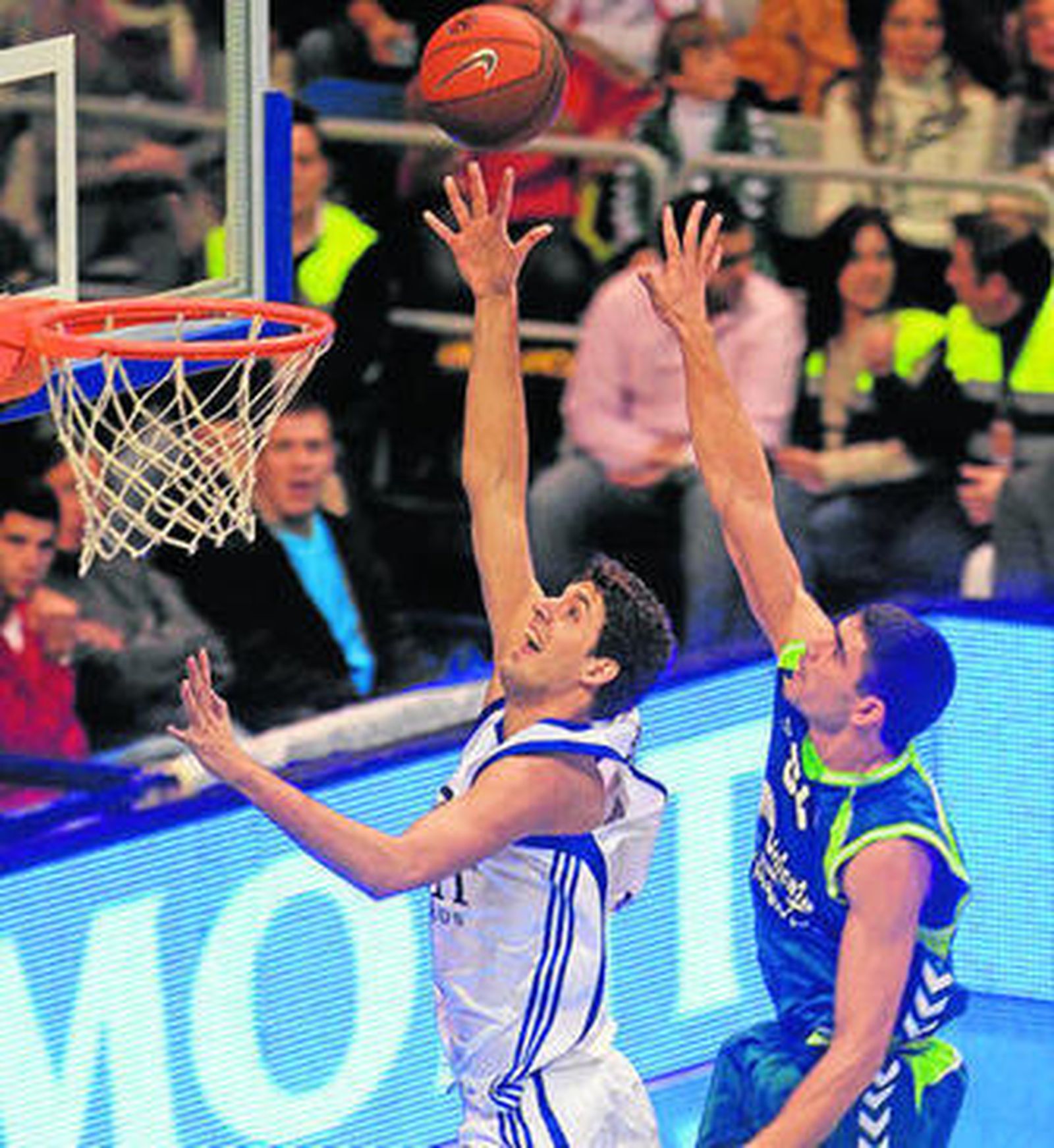 El madridista Nicola Mirotic lanza a canasta durante un partido.
