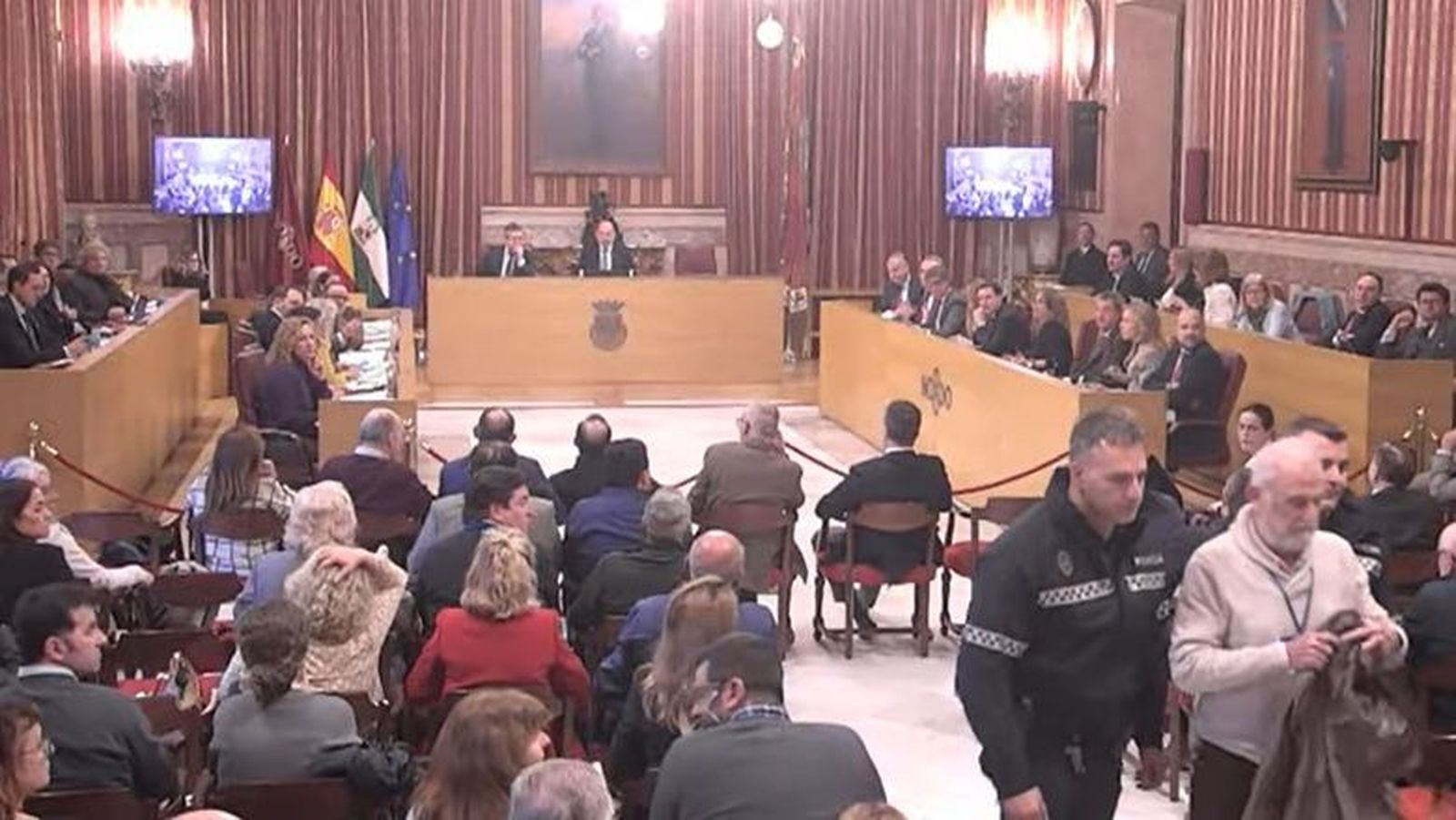 Captura de vídeo del momento del desalojo de Torrijos del Pleno.