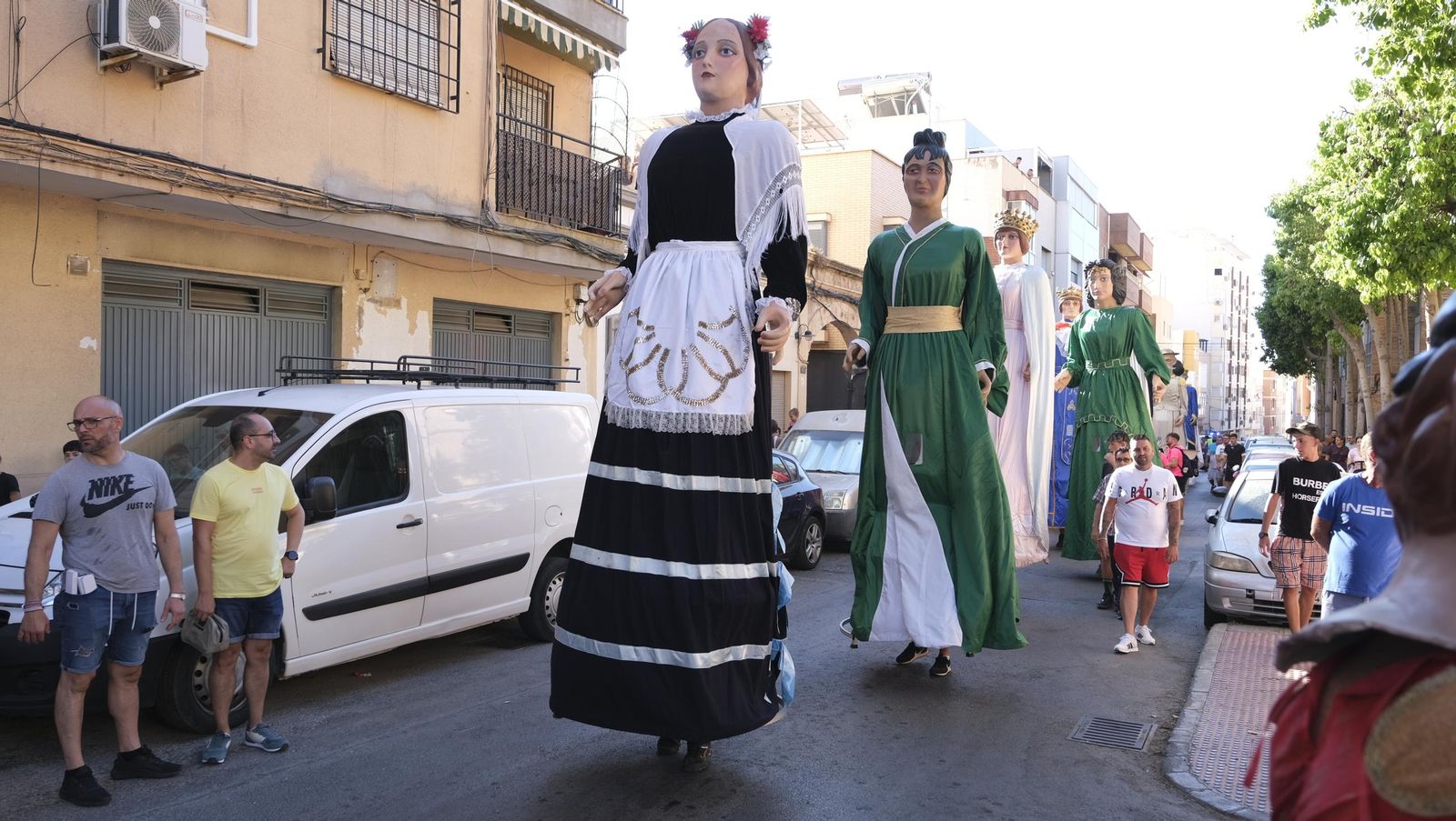 Gigantes y cabezudos en la Feria de Almería 2024, en imágenes