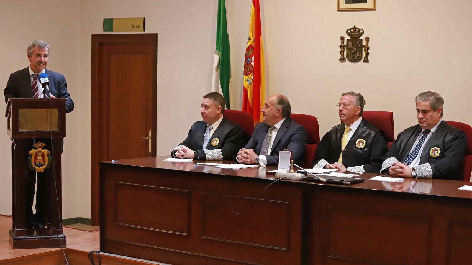 Imposición de la Cruz Distinguida de Primera Clase de la Orden de San Raimundo de Peñafort a Fernando Calleja