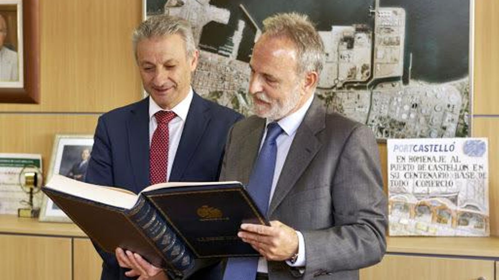 Francisco Toledo junto a Salvador de la Encina, su antecesor en el cargo en una visita de éste al Puerto de Castellón.