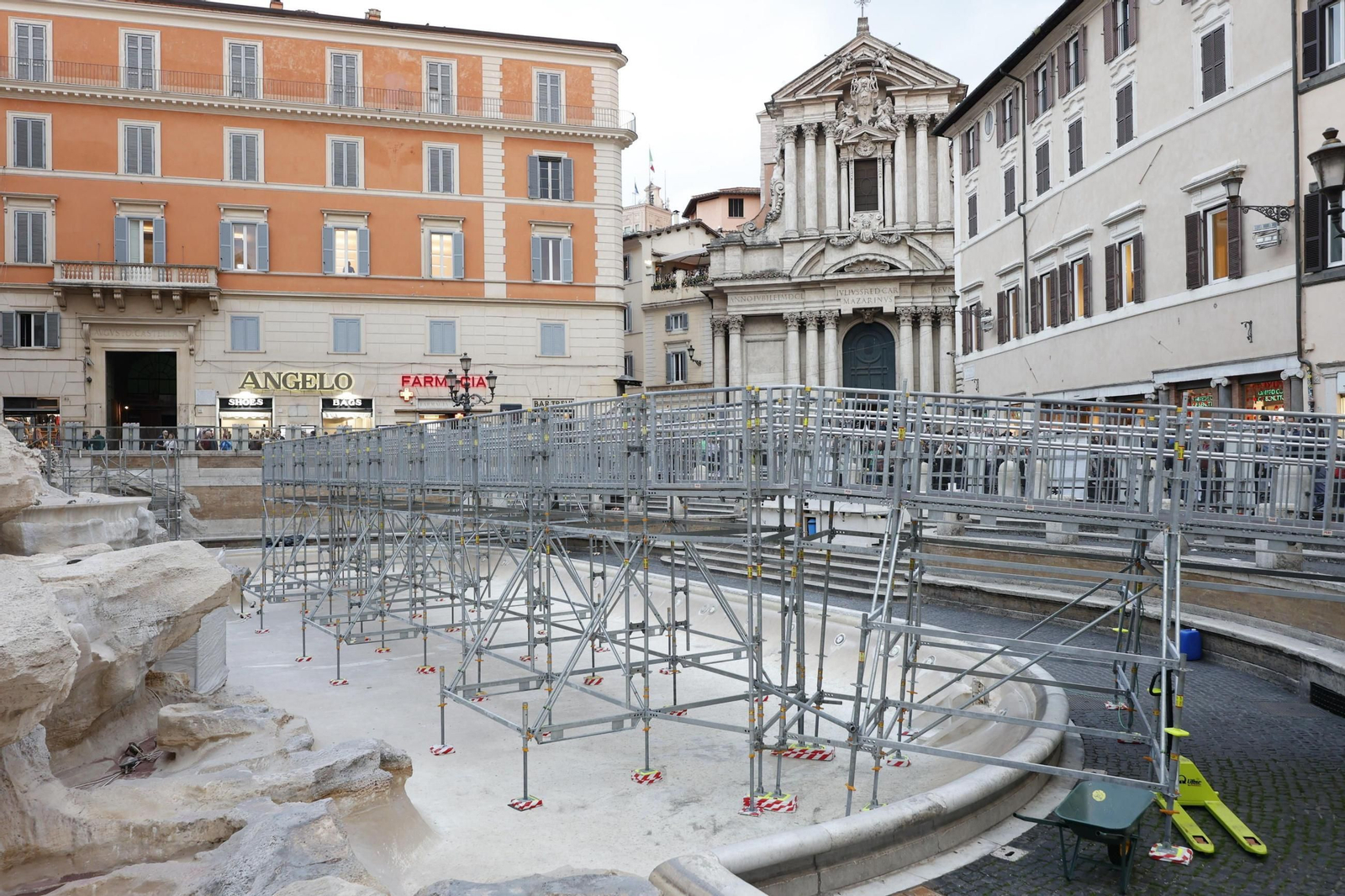 La Fontana de Trevi ya se puede observar de cerca gracias a una polémica pasarela