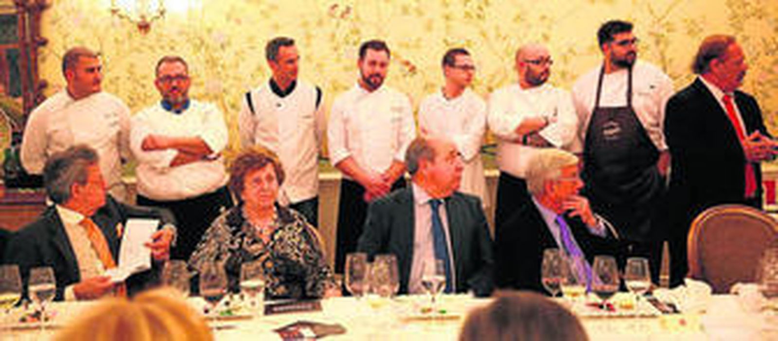 Los cocineros deleitaron a los asistente con sus tapas de bocado y un menú que recorría los mejores sabores de Granada.