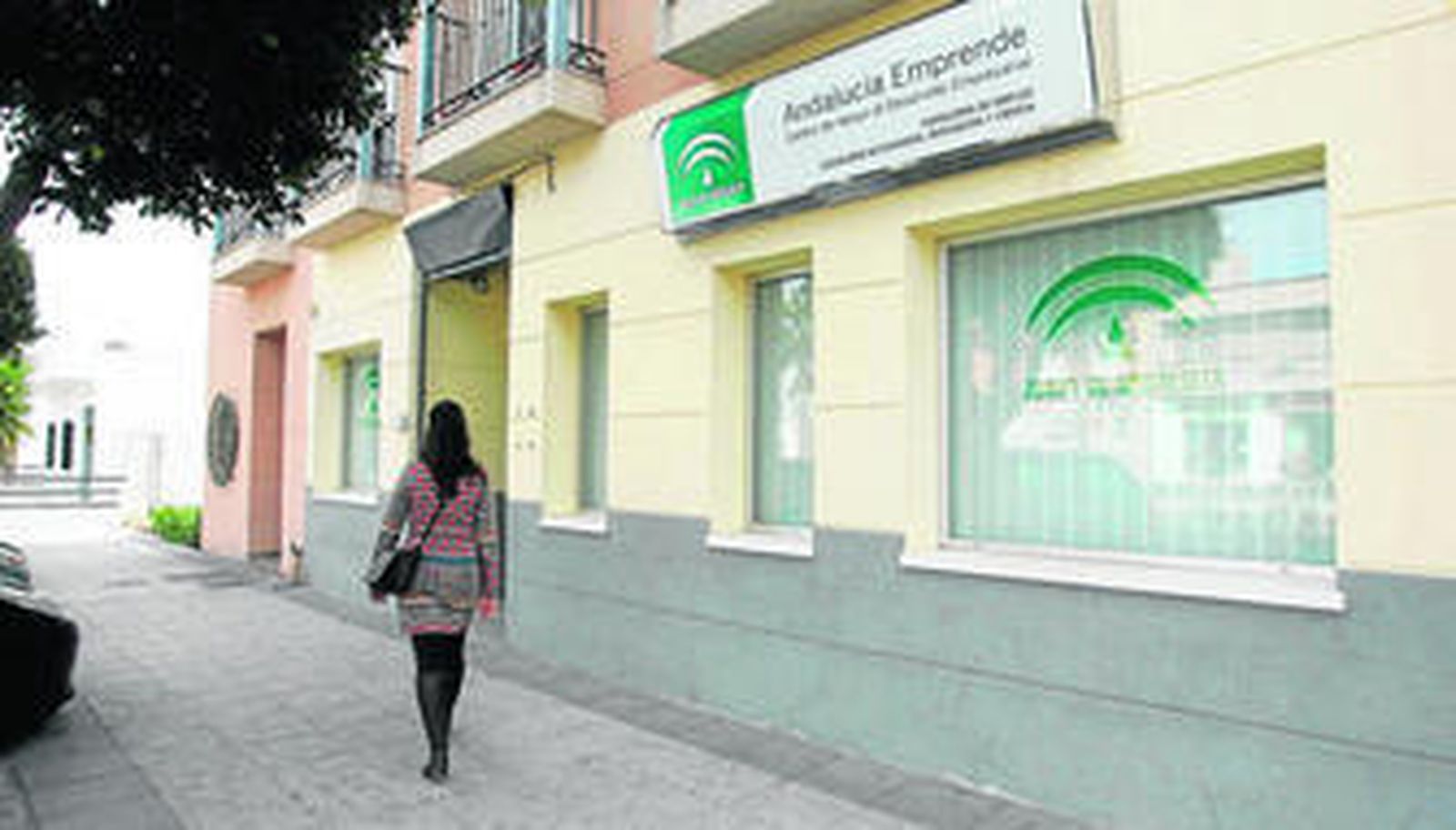 Una vecina se dirige a las instalaciones del Centro de Apoyo al Desarrollo Empresarial de Níjar ubicado en San Isidro.